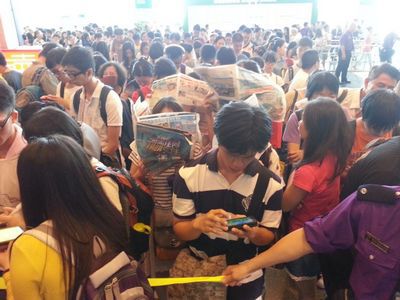 香港书展开幕 逾千人排队等候进场