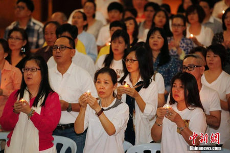 吉隆坡民众在中国画家曾举办展览之地为失联航班祈福