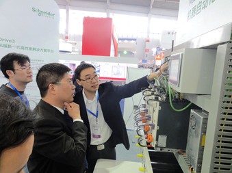 图2：施耐德电气在2012全国制药机械博览会上现场演示优选自动化解决方案