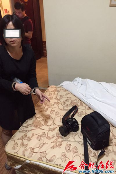 嫌疑人在北京的宾馆指认盗窃合肥中博会参展商的相机